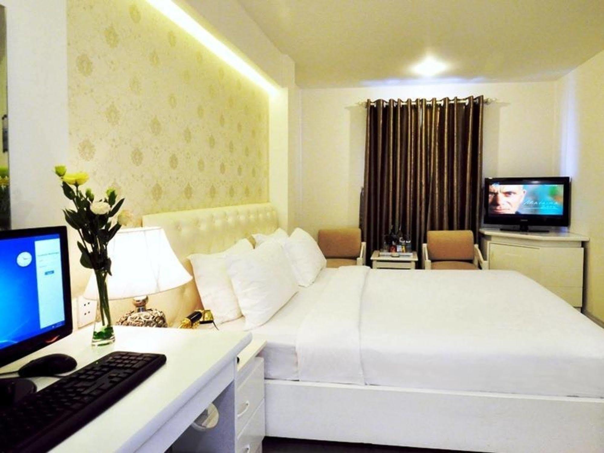 The White Hotel 8A Thai Van Lung Ho Chi Minh City Exterior photo